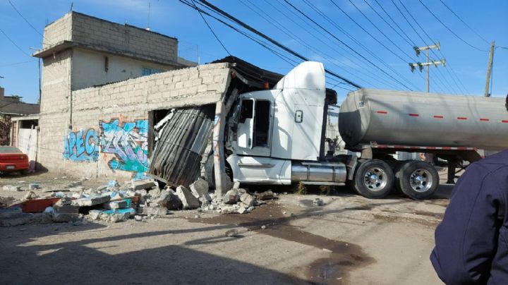 VIDEO ¡Hasta la cocina! Tráiler choca y destruye una casa en Ecatepec