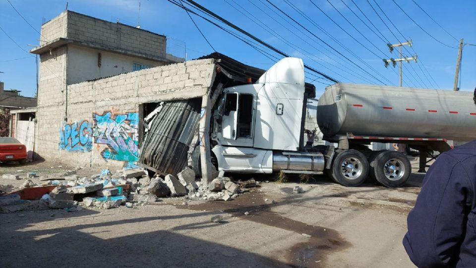 VIDEO ¡Hasta la cocina! Tráiler choca y destruye una casa en Ecatepec. Foto: Especial