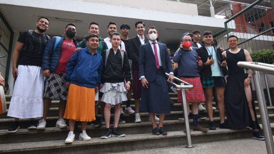 FOTOS Profesor y alumnos asisten con falda a la Universidad de Veracruz. Foto: Especial