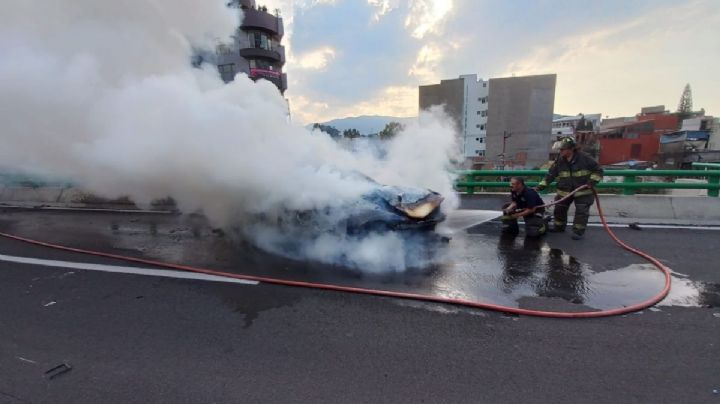 VIDEO Por choque, auto en el Periférico se incendia