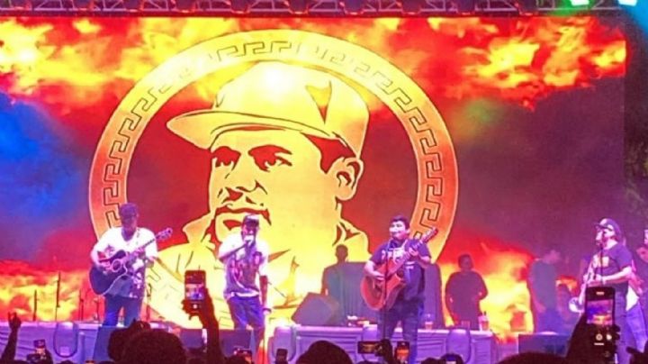 Proyectan imagen del Chapo Guzmán en concierto público de Culiacán Sinaloa