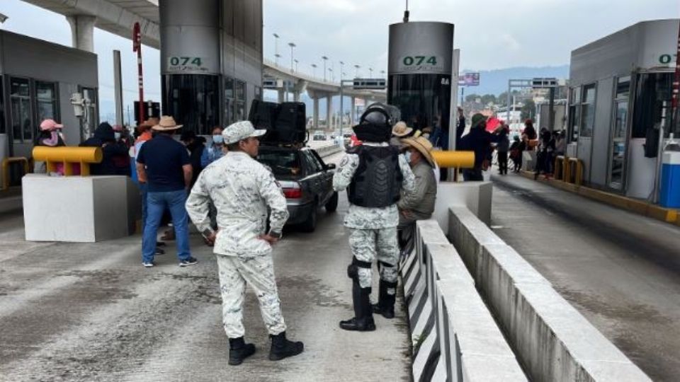 Maestros de Guerrero tomaron la caseta de Tlalpan por esta razón