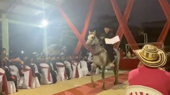 Joven recibe su diploma MONTADO A CABALLO