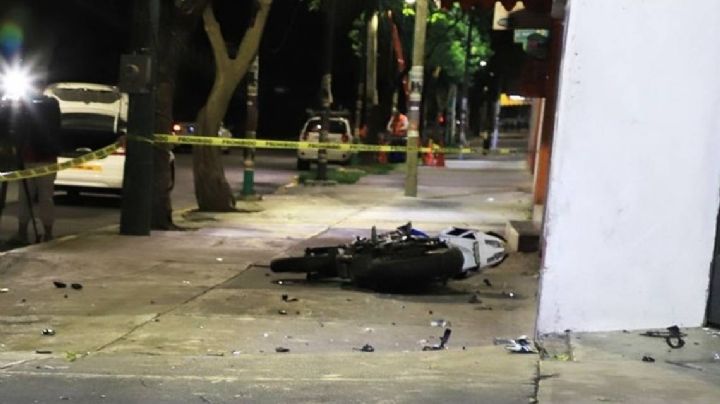 VIDEO Muere motociclista tras estrellarse contra un poste en Xochimilco