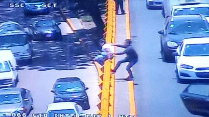 VIDEO Automovilista evita que mujer se suicide en Circuito Interior