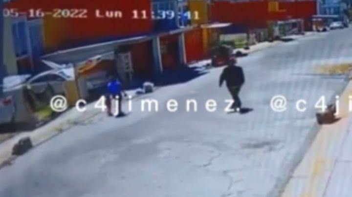 VIDEO Hombre drogado patea a niña mientras camina por la calle en Puebla