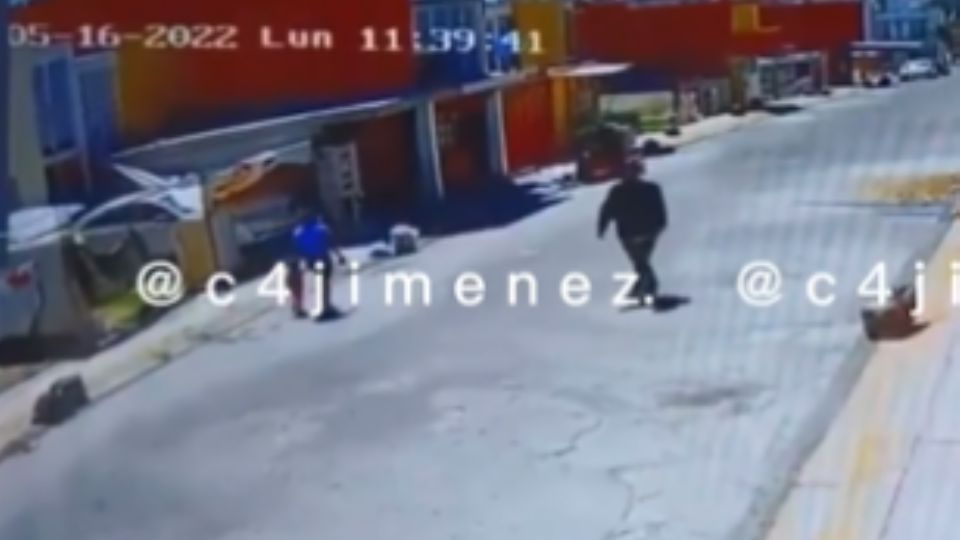 VIDEO Hombre drogado patea a niña mientras camina por la calle en Puebla. Foto: Especial