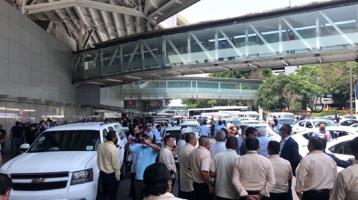 ¡Caos total! Taxistas bloquean Terminal 1 y 2 del AICM