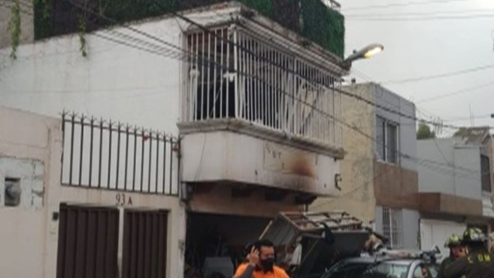 Los equipos de emergencia están ya en el sitio para sofocar el incendio.

