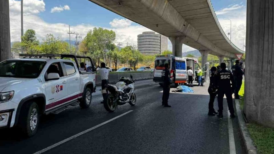 SUICIDIO Hombre de 40 años se avienta del Segundo Piso del Periférico Sur. Foto: Especial