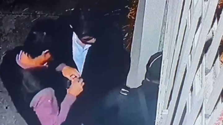 Ladrones roban a dos jóvenes afuera de casa en Roma Sur
