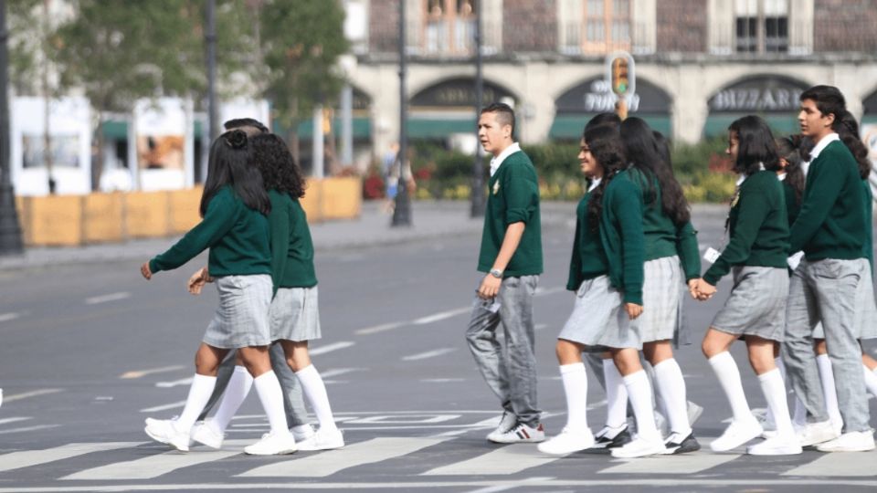 Niños y adolescentes ya pueden ir a la escuela con cabello largo y pintado. Foto: México Desconocido