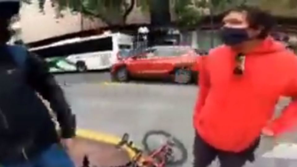 Esta camioneta de la Fiscalía atropelló a ciclista el martes pasado, y ya se está investigando el hecho