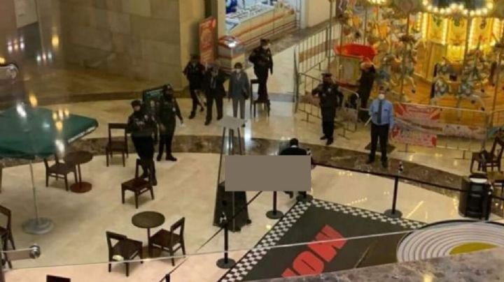 Mujer muere tras caer en centro comercial de CDMX