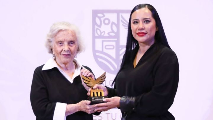 Sandra Cuevas reconoce trayectoria cultural de Elena Poniatowska en Tlatelolco