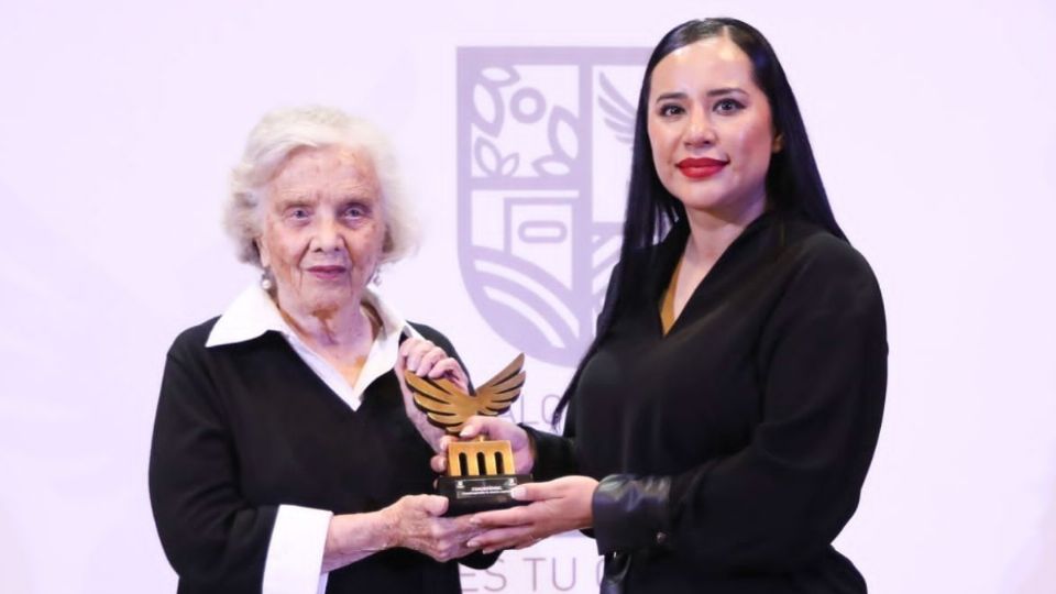 Sandra Cuevas reconoce trayectoria cultural de Elena Poniatowska en Tlatelolco. Foto: Alcaldía Cuauhtémoc