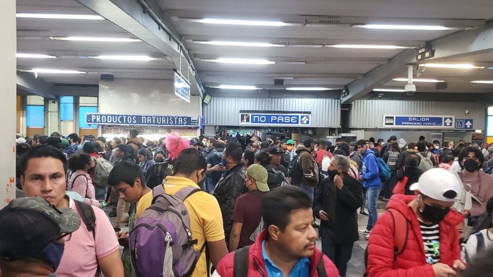 Línea 2 del Metro CDMX suspende servicio de Tasqueña a San Antonio. Foto: Noticias Frikis (@AldoVonAlexandr)