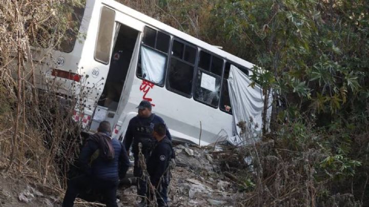 Este fue el saldo de un choque y volcadura de microbús