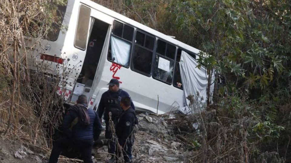 Este fue el saldo de un choque y volcadura de microbús