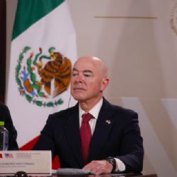Estados Unidos no construirá un muro, asegura Mayorkas en México