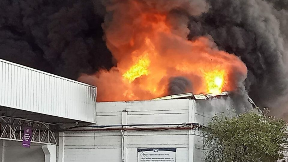 Reportan fuerte incendio en Xalostoc, Ecatepec