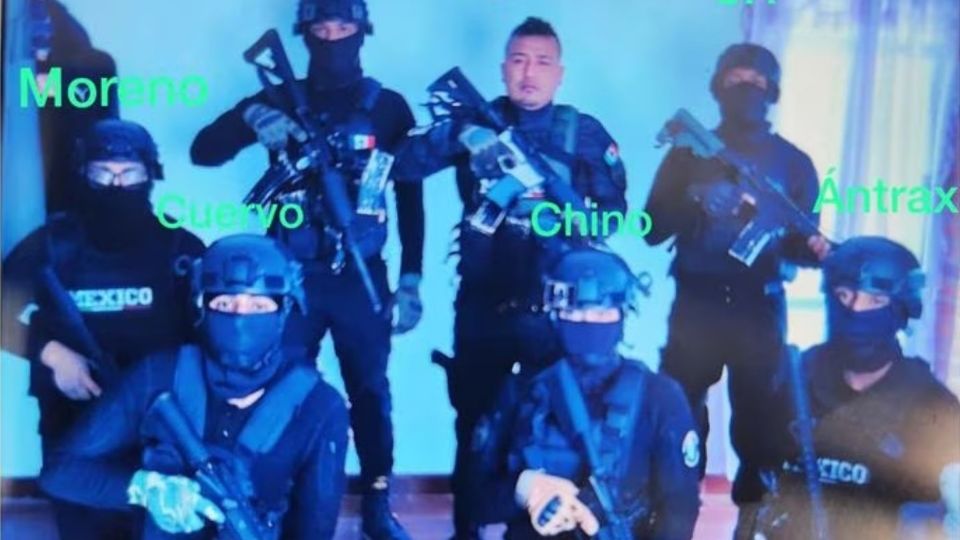 La imagen muestra al grupo delictivo con armas largas, chalecos antibalas y pasamontañas

