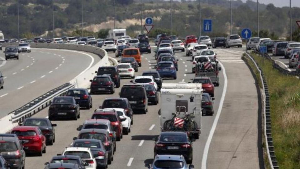 Los vacacionistas de Ciudad de México regresan a sus hogares por medio de las carreteras federales y así luce la alta carga vehicular

