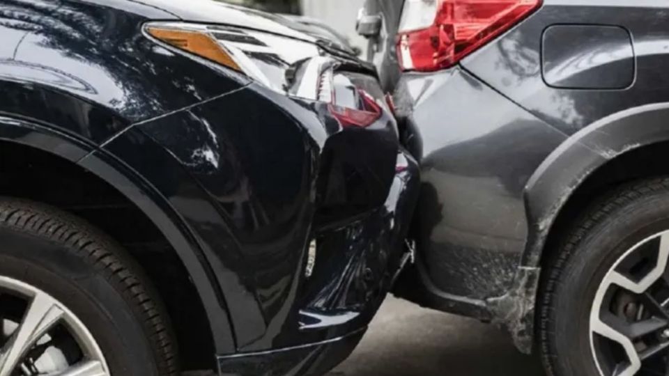 Mantén 2 metros de distancia entre los autos para evitar a los montachoques. Foto: altonivel.com
