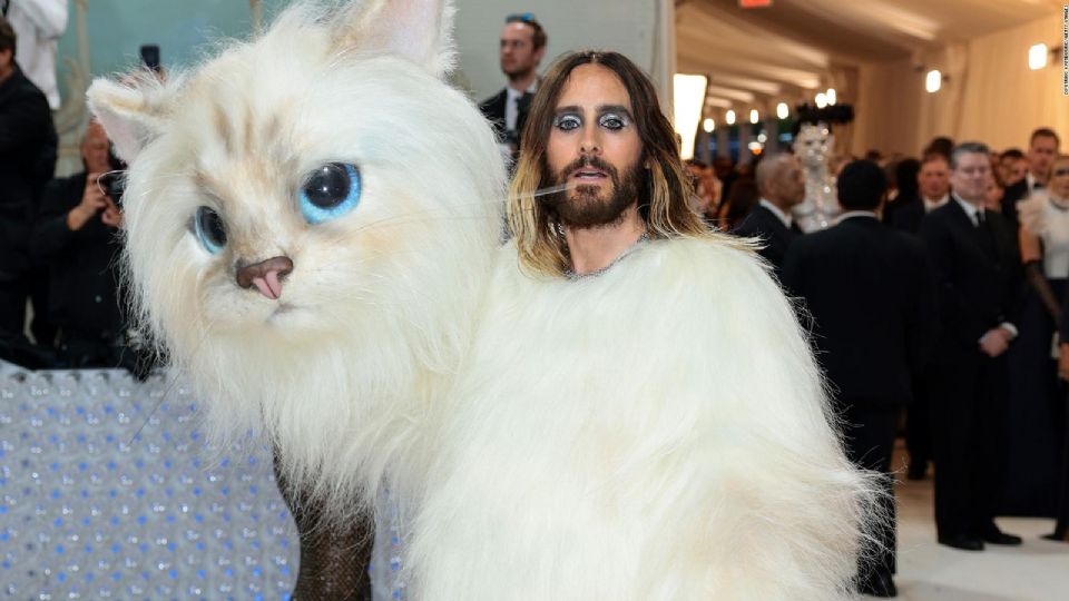 Choupette, la iconica gatita de Karl Lagerfeld no acudió a la Met Gala, pero Jared Leto desfiló en su honor
