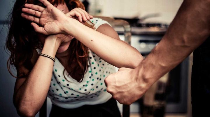 En Puebla, hombre golpea a mujer en mercado y queda grabado