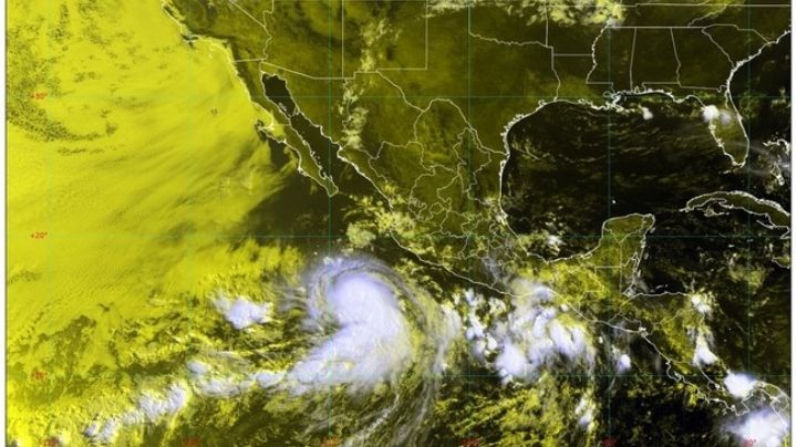 La tormenta tropical Adrián se fortalece a huracán categoría 1