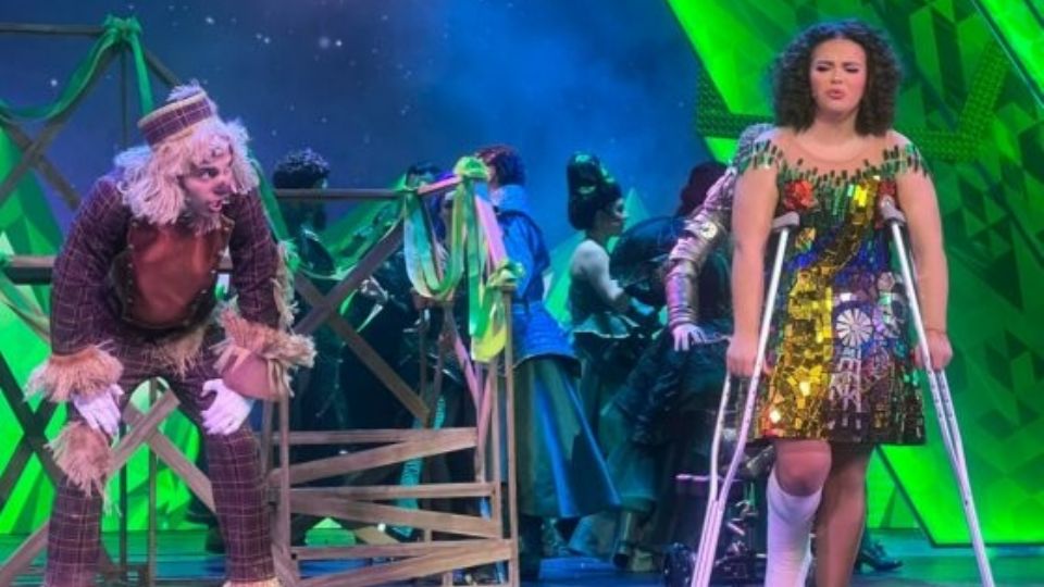 En el debut y estreno de su obra de teatro El Mago, la actriz y cantante Lucerito Mijares se fracturo la pierna; sus padres Lucero y Manuel Mijares que se encontraban con ella pudieron auxiliarla
