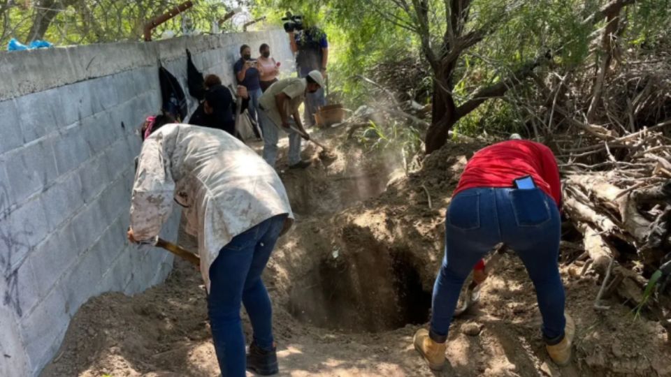 El colectivo de buscadores califica el hallazgo como “un campo de exterminio” con fosas por todas partes en el bordo del canal Rodhe en la colonia Infonavit Arboledas de Reynosa.
