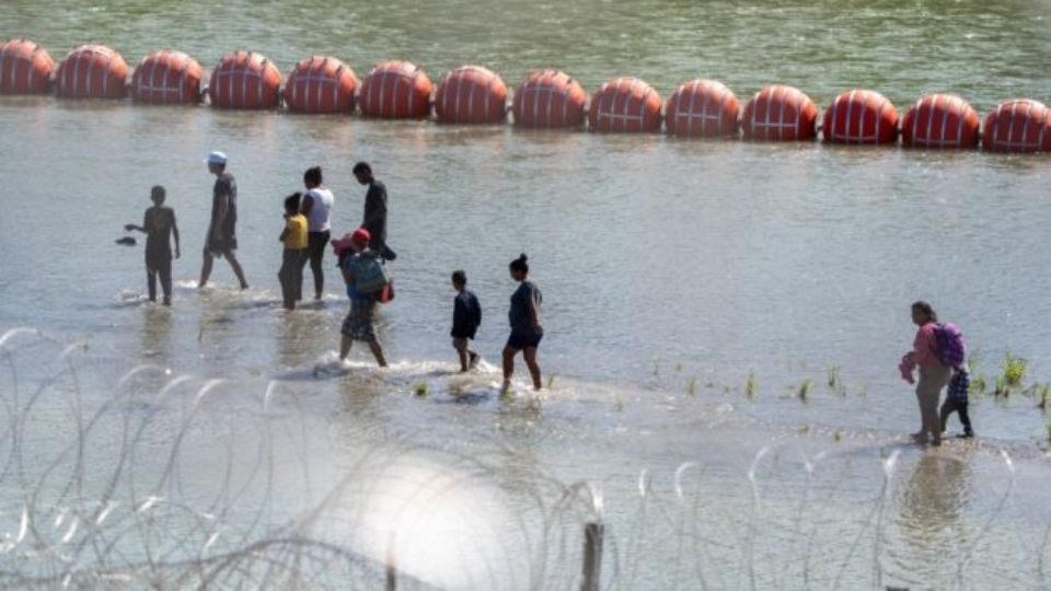 Las boyas fueron implementadas en el río Bravo por el gobernador de Texas, para evitar el paso de migrantes, a pesar de representar un riesgo para las personas.
