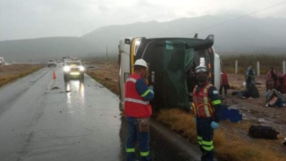 De acuerdo con la información esta mañana volcó un autobús en la carretera federal 54, Zacatecas-Saltillo, a la altura del municipio de Concepción del Oro
