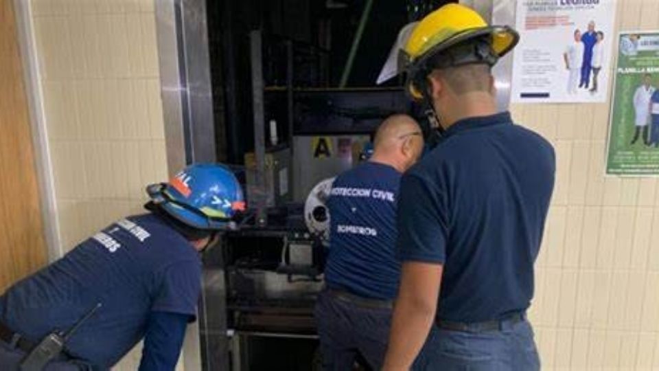 Derechohabientes y sus familiares quedan atrapados por cuatro horas en una clínica de Coahuila tras detenerse un elevador del IMSS entre dos pisos
