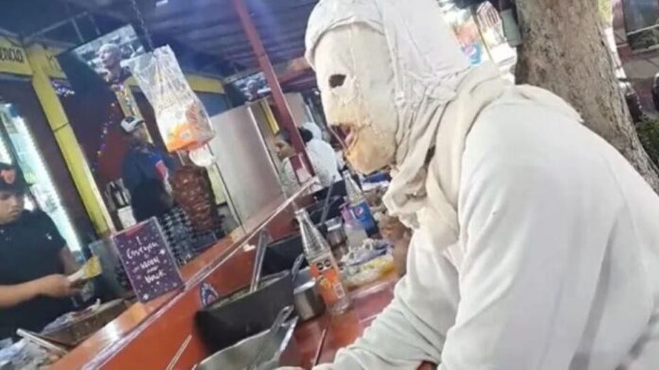 Este personaje se ha hecho viral en redes ya que desata la imaginación de quienes lo ven deambular por las calles de Coacalco