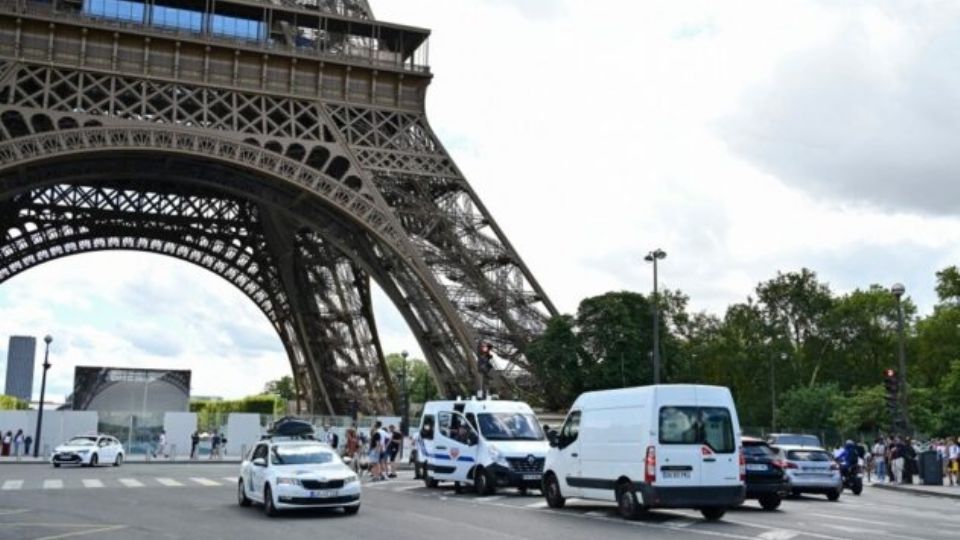 La Policía francesa desalojó a los visitantes de la Torre Eiffel y sus alrededores ante una posible amenaza de bomba.
