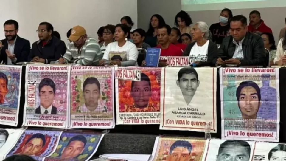 Padres de los estudiantes desaparecidos de Ayotzinapa, demandan al presidente Andrés Manuel López Obrador los atienda y obligue al ejército a entregar toda la información