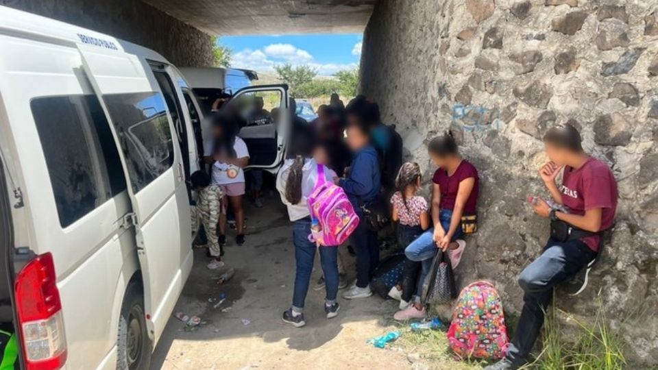 Los migrantes de Honduras, Guatemala y El Salvador eran transportados en camionetas de pasajeros; entre el grupo viajaban cinco menores de edad no acompañados
