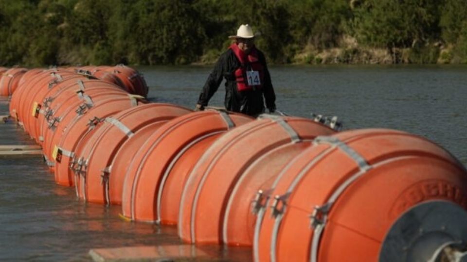 Un juez federal ordenó al gobierno de Texas retirar las boyas del Río Bravo antes de 15 de septiembre
