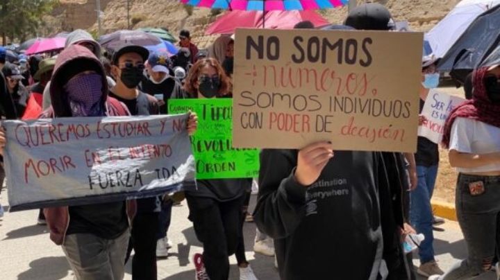 Marchan universitarios para repudiar la represión en contra de sus compañeros del IDA